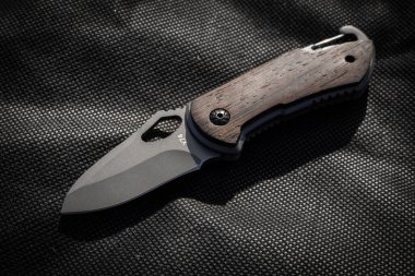 Fiber arka planda taktik bıçak..