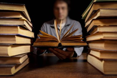 Gözlüklü adam kitap, eğitim, edebiyat, bilgi, okuma konsepti okuyor..