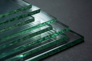 Cam Fabrikası çeşitli şeffaf cam kalınlıkları üretir..