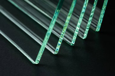 Cam Fabrikası çeşitli şeffaf cam kalınlıkları üretir..