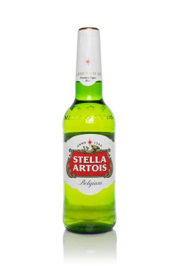 Dnipro, Ukrayna - 3 Nisan 2024 - Beyaz arka planda izole edilmiş Belçika Stella Artois Birası.