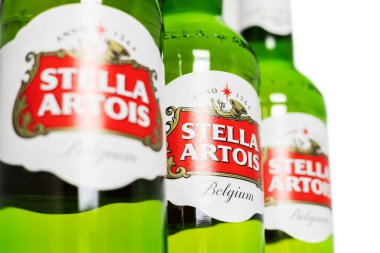 Dnipro, Ukrayna - 3 Nisan 2024 - Bulanık yeşil ağaçlarda Stella Artois biraları.