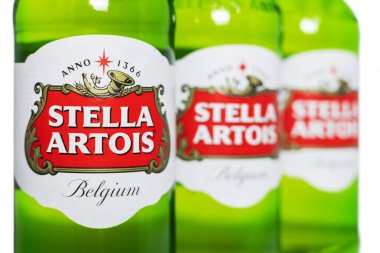 Dnipro, Ukrayna - 3 Nisan 2024: Stella Artois Birası yakın plan. Stella 1926 'dan beri Leuven, Belçika' da üretiliyor ve adını Noel yıldızından alan festival birası olarak piyasaya sürüldü..