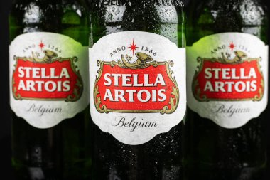 Dnipro, Ukrayna - 3 Nisan 2024: Stella Artois, birçok ülkede pazarlanan ünlü bira markası, 1926 yılından beri Leuven, Belçika 'da üretilen bir pilsner.