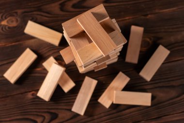 ahşap zemin üzerinde tahta bloklardan yapılmış kule, metin için boşluk.