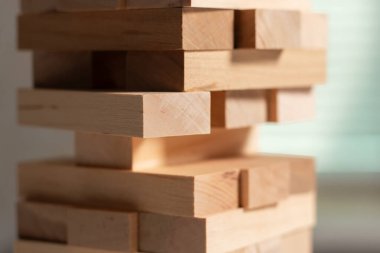 Yaklaş, tahta bloklardan kuleye doğru bir blok git.