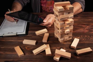 Planlama, risk ve iş stratejisi, iş adamı ve mühendis kumar tahtasını tabletli bir kuleye yerleştirmek.