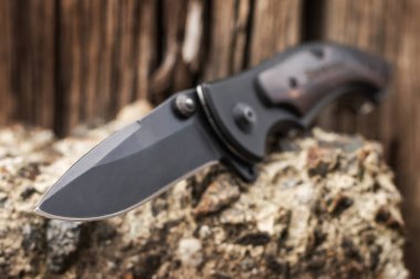 Taş zeminde hayatta kalmak için taktik katlama bıçağı..