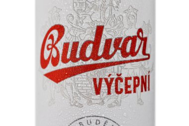 Dnipro, Ukrayna 06 Ocak 2023: Logo Budvar Vycepni bira kutusu. Budweiser Budvar, Çek Cumhuriyeti 'nin Ceske Budejovice kentinde bir bira fabrikasıdır..