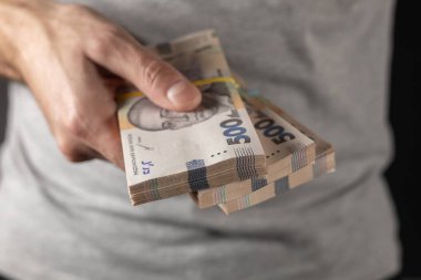Adam elinde bir yığın Hryvnia tutuyor. Ukrayna parası. İş konsepti. 500 Hryvnia banknotu.