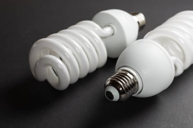 Koyu arkaplanda floresan lambası tasarrufu.