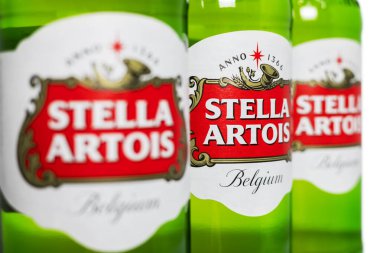 Dnipro, Ukrayna - 3 Nisan 2024 - Bulanık yeşil ağaçlarda Stella Artois biraları.