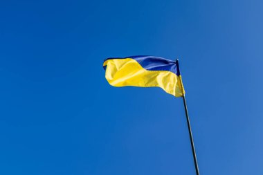 Ukrayna 'nın ulusal bayrağı mavi gökyüzüne karşı.
