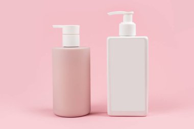 Pembe arka planda pembe ve beyaz şeker şişeleri, fotokopi alanı ile kozmetik ambalajlama.