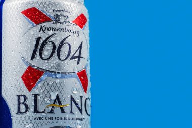 Dnipro, Ukrayna, Ekim 13, 2023: Kronenbourg Blanc 1664 bira kutularının üzerine su damlaları. 1664 Blanc, Fransız bira fabrikası Kronenbourg 'dan dünya çapında ihraç edilen buğday birasıdır.