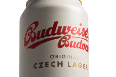Dnipro, Ukrayna 14 Kasım 2023: Budweiser birası, beyaz arka planda yakın plan.