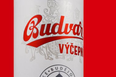 Dnipro, Ukrayna 06 Ocak 2023: Logo Budvar Vycepni bira kutusu kırmızıda. Budweiser Budvar, Çek Cumhuriyeti 'nin Ceske Budejovice kentinde bir bira fabrikasıdır..
