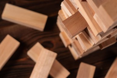 Tahta bloklar oyun üst görünümü, arkaplan. Eğitim, risk, kalkınma ve büyüme kavramı.