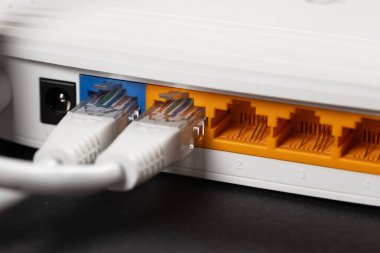 İnternet servis sağlayıcısına bağlı ethernet kablosu.