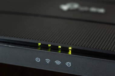 yeni siyah wifi rota ile Office yeşil ışık.