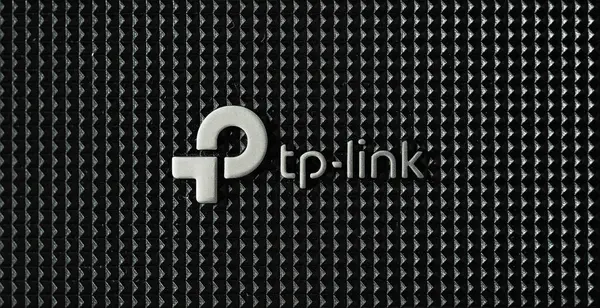 Dinyeper. Ukrayna - 11 Haziran 2024: Kablosuz yönlendirici modem tp bağlantısında yeni tp-link logosu.