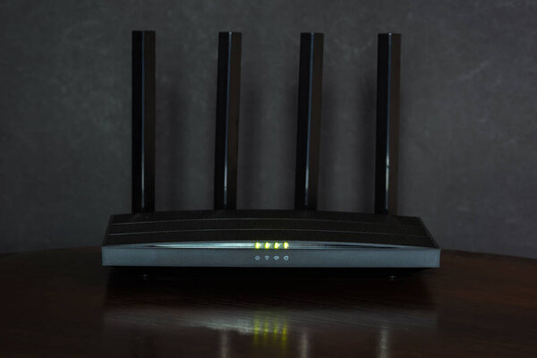 Wi-Fi роутер на черном деревянном столе в номере..