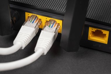 İnternet servis sağlayıcısına bağlı ethernet kablosu.