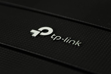 Dinyeper. Ukrayna - 11 Haziran 2024: Kablosuz yönlendirici modem tp bağlantısında yeni tp-link logosu.