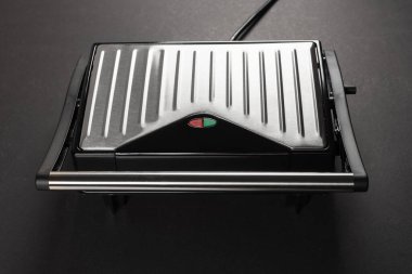 Koyu arkaplanda modern elektrikli ızgara.