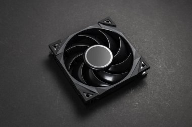 Bilgisayar veya soğutma sistemi için siyah soğutucu, koyu arkaplanda işlemci fan.