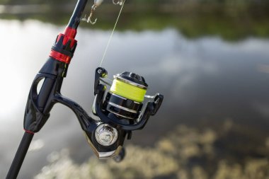 Yaz gölünde balık tutarken dönen ve dönen.