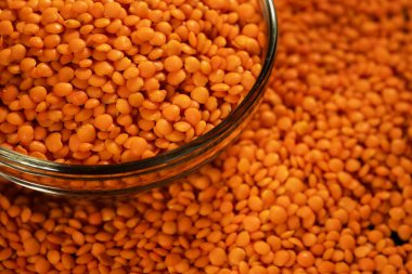 Mercimek kabında kırmızı mercimek..