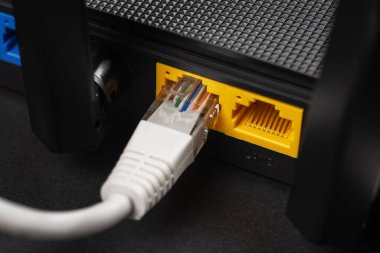İnternet servis sağlayıcısına bağlı ethernet kablosu.