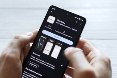DNIPRO, UKRAINE - 16 Temmuz 2024: Erkek eli Rezerv ile birlikte akıllı telefonu tutuyor artı - akıllı telefon için Ukraynalı uygulama ve askere alınma durumuyla ilgili kişisel bilgiler