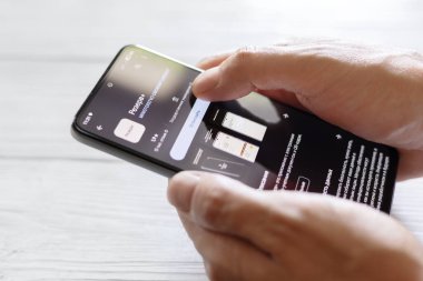DNIPRO, UKRAINE - 16 Temmuz 2024: Erkek eller Rezerv ile akıllı telefon ve akıllı telefon için Ukraynalı uygulamayı tutuyor.