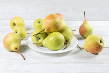 Ahşap zeminde taze armutlar. Seçici odak.