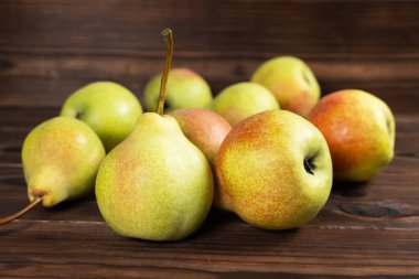 Ahşap zemin üzerinde taze armutlar.