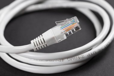 RJ45 kablo kablosu koyu arkaplanı kapatır.