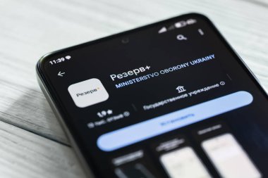 DNIPRO, UKRAINE - 16 JULE 2024: Ordu askerleri ve askerlerin askere alınma durumları hakkında kişisel bilgilere sahip akıllı telefon için ayrılmış Ukrayna uygulaması