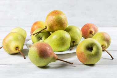 Tabakta taze armut, beyaz masa, sağlıklı meyve..