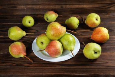 Ahşap zeminde taze armutlar. Seçici odak.