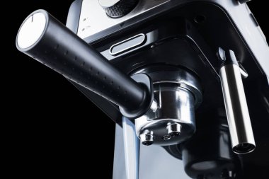 Kahve makinesiyle kahve yapan bir kafe. Kahve hazırlama servisi kavramı.