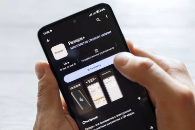 DNIPRO, UKRAINE - 16 Temmuz 2024: Akıllı telefon için ayrılmış Ukraynalı uygulama ve askerlerin askere alınma durumları hakkında gerçek kişisel bilgilere sahip