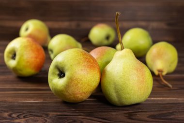 Tahta masada taze armut meyvesi, sağlıklı meyve..