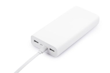 Mobil aygıtları beyaz masadaki kabloyla şarj etmek için Powerbank.
