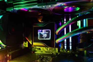 Oyuncular için modern ve teknolojik olarak gelişmiş su soğutmalı sistem birimi.