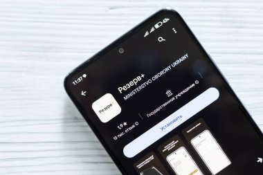 DNIPRO, UKRAINE - 16 Temmuz 2024: rezerv artı. Askerlerin askere alınması ve askerlerin askere alınması hakkındaki kişisel bilgilere Ukrayna 'ya ait uygulamalı akıllı telefon.