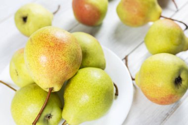 Tabakta taze armut, beyaz masa, sağlıklı meyve..