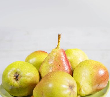 Su ile olgun armut damla beyaz tahta masada.