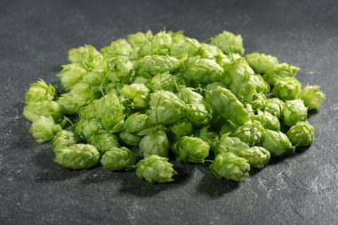 Yığın külahları yeşil Taş zıpla arka planda.